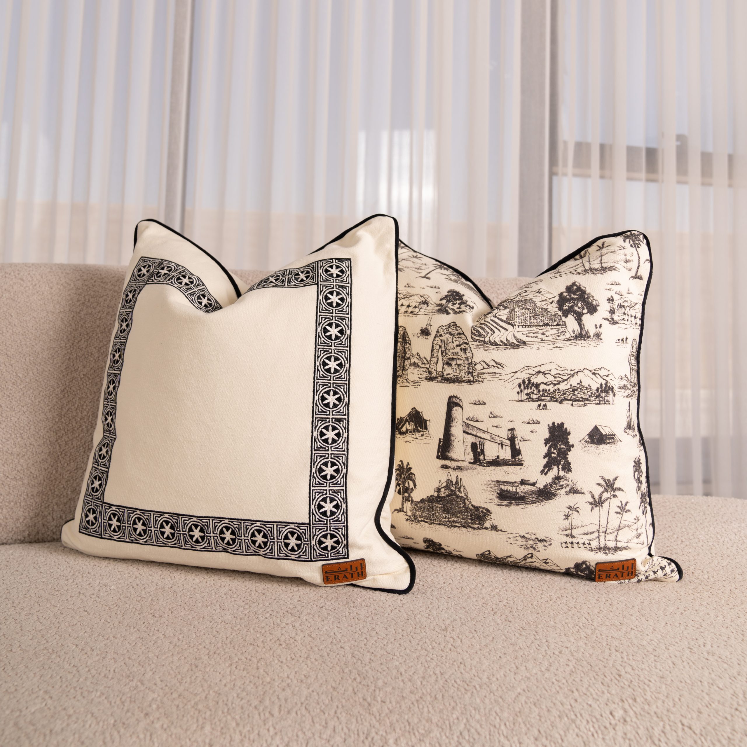 وسادتان سعوديتان من إراث بنقوش تراثية، تضفيان لمسة من الأناقة والتقاليد السعودية الأصيلة على الأريكة. | هدايا سعودية | هدايا تراثية | هدايا تذكارية