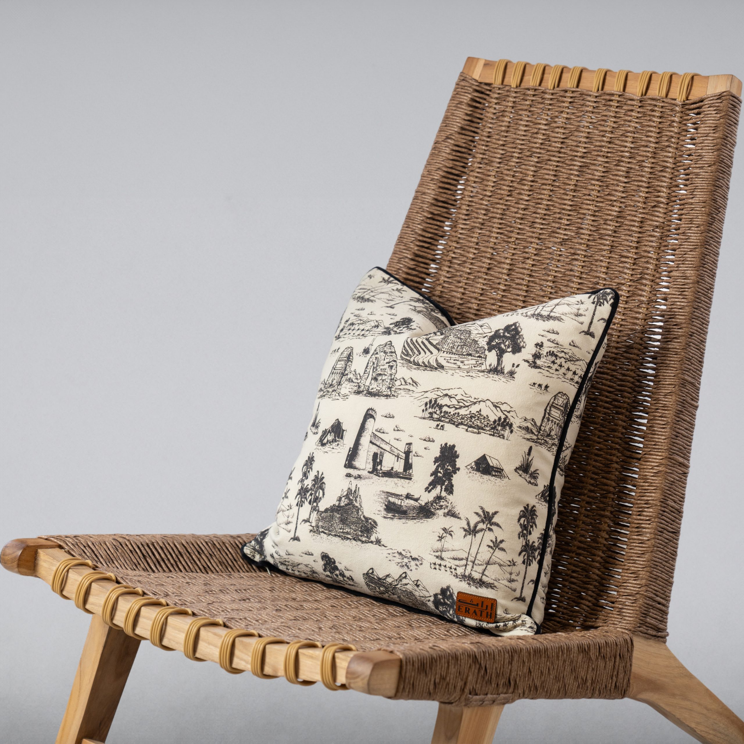 وسادة فاخرة من إراث مستوحاة من التراث السعودي موضوعة على كرسي خشبي أنيق. | هدايا سعودية | هدايا تراثية | هدايا تذكارية